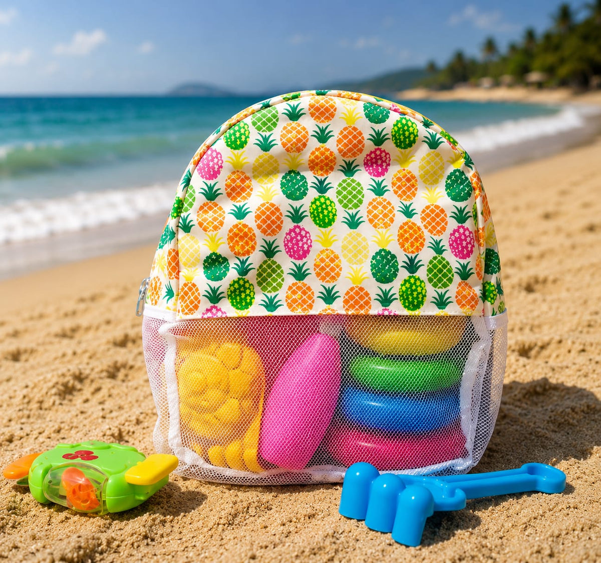 Mochila de praia de rede com padrão de ananases coloridos na praia